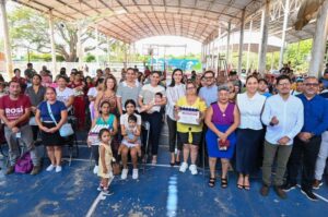 Lee más sobre el artículo Rosi Bayardo participa en entrega de canastas alimentarias a familias manzanillenses