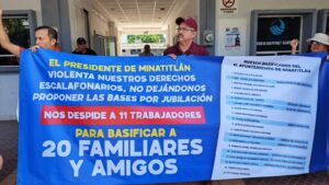 Lee más sobre el artículo Se manifiestan trabajadores contra alcalde de Minatitlán