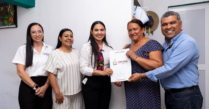 En este momento estás viendo Gobernadora entregó escrituras de casas Insuvi a 70 familias colimenses
