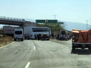 Lee más sobre el artículo Tráiler impacta a autobús con estudiantes en el crucero de Tecomán