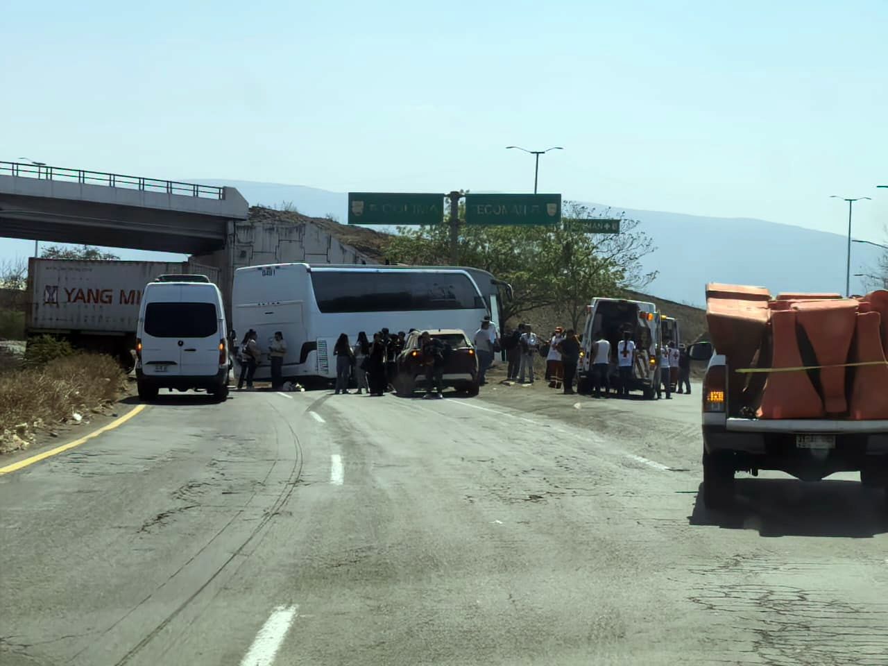 En este momento estás viendo Tráiler impacta a autobús con estudiantes en el crucero de Tecomán