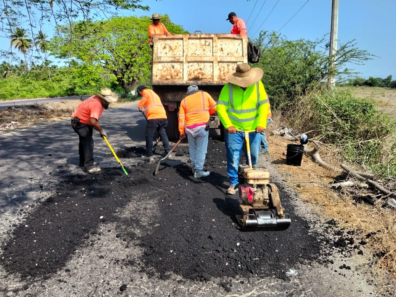 En este momento estás viendo Gobierno de Tecomán realiza bacheo en el libramiento Fernando Moreno Peña