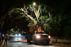 Lee más sobre el artículo Riult Rivera refuerza alumbrado con patrullajes nocturnos en colonias de Colima