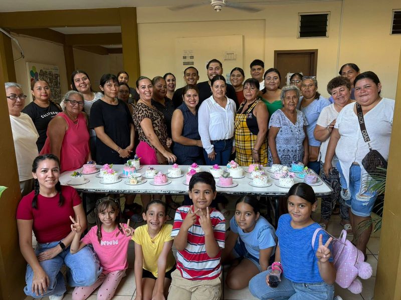 En este momento estás viendo Culmina con éxito el tercer taller de elaboración de pasteles en DIF Armería
