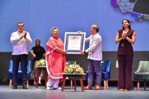 Lee más sobre el artículo Reconocen a Beatriz Paredes en Colima con presea por su trayectoria política y social