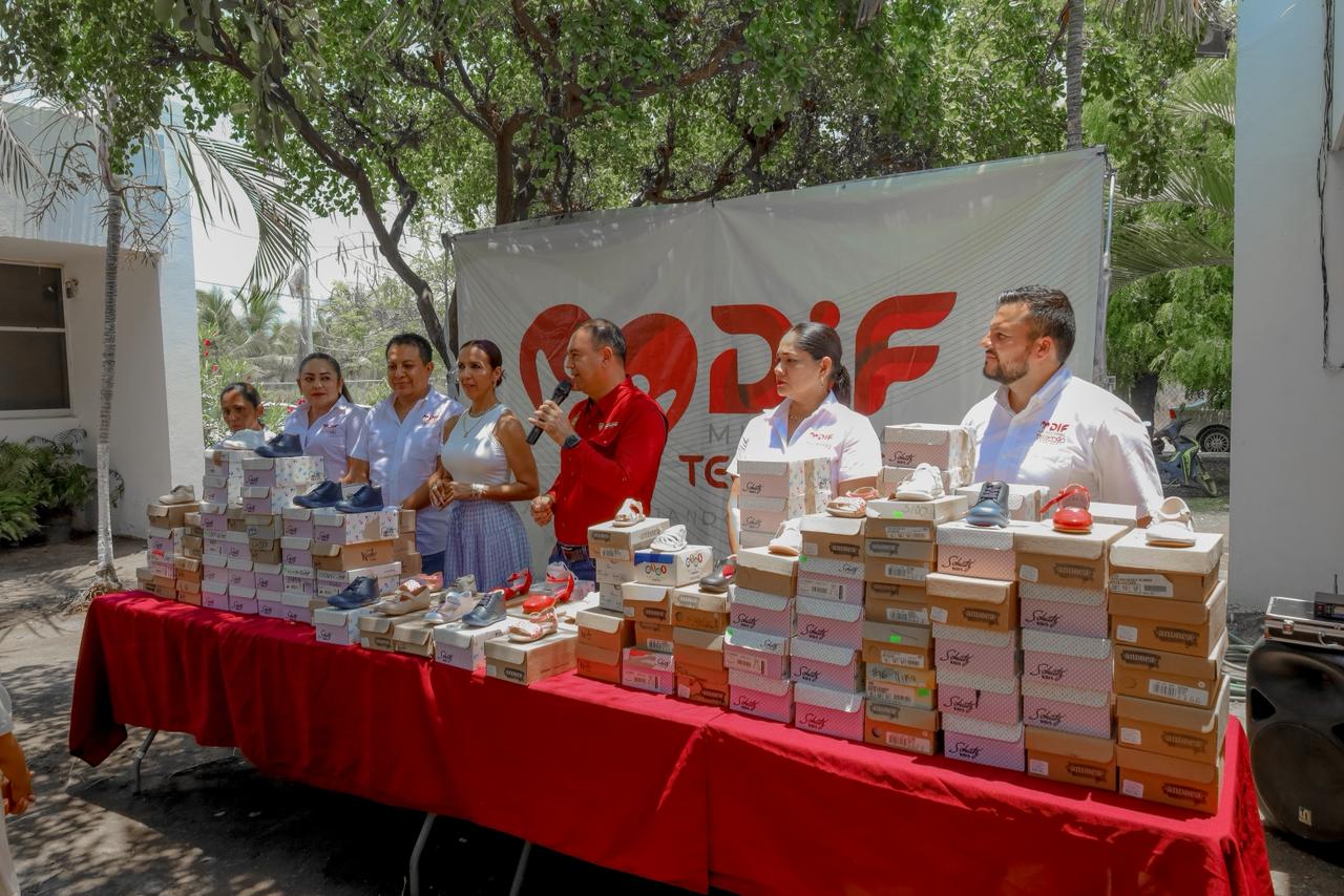 En este momento estás viendo Impulsan Ayuntamiento y DIF Tecomán bienestar infantil con entrega de calzado gratuito