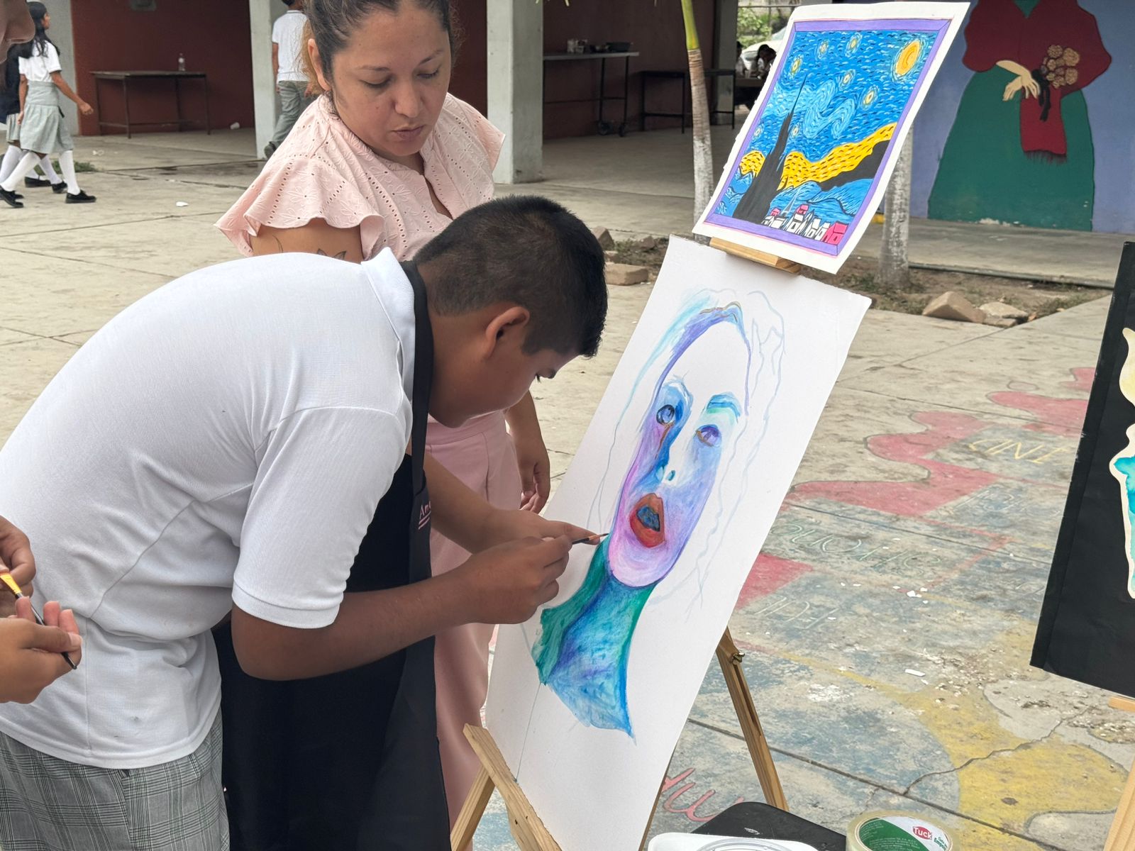 En este momento estás viendo Arte y pintura disminuyen violencia en secundaria de Tecomán