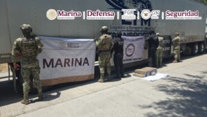 Lee más sobre el artículo En Colima, autoridades federales aseguran 60 kilos de enervantes ocultos en las paredes de un tractocamión