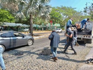 Lee más sobre el artículo Gobierno de Riult Rivera realiza bacheo en avenida Venustiano Carranza para mejorar la seguridad vial