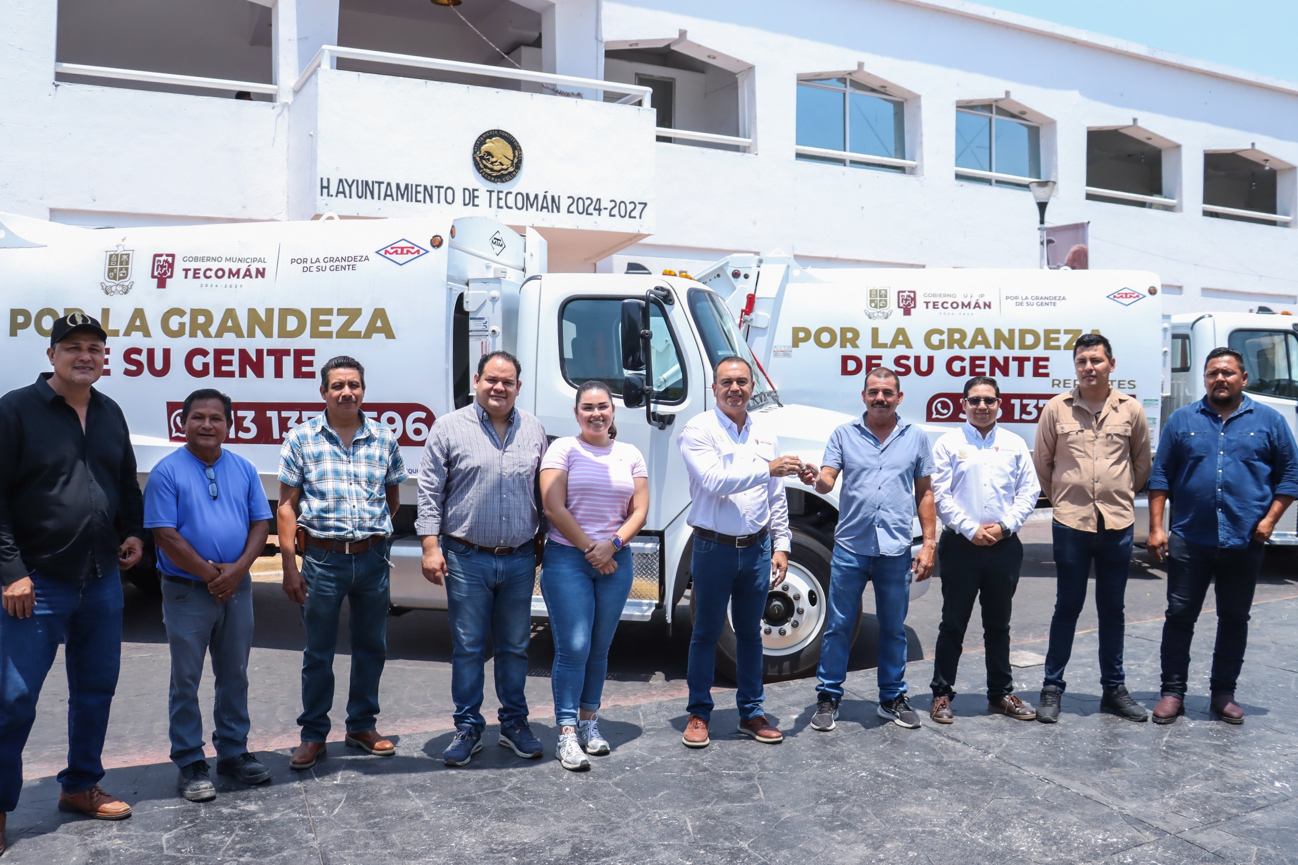 En este momento estás viendo Armando Reyna entrega nuevos camiones recolectores y fortalece el servicio de limpia en Tecomán