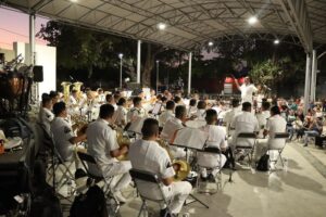 Lee más sobre el artículo Familias tecomenses disfrutan presentación de la Banda Sinfónica de la Marina