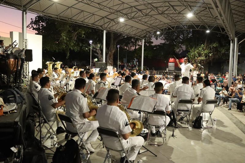 En este momento estás viendo Familias tecomenses disfrutan presentación de la Banda Sinfónica de la Marina