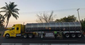 Lee más sobre el artículo Aseguran cerca de 45 mil litros de gasolina presuntamente ilícita en la carretera Manzanillo-Colima; hay un detenido