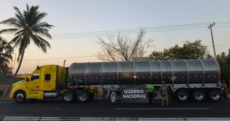En este momento estás viendo Aseguran cerca de 45 mil litros de gasolina presuntamente ilícita en la carretera Manzanillo-Colima; hay un detenido