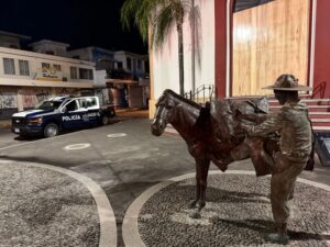 Lee más sobre el artículo Retiran esculturas del Arriero y la Mula para su restauración en Colima