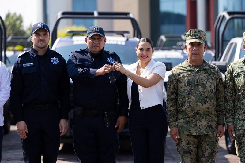 En este momento estás viendo Gobernadora entrega ascensos y 70 patrullas a la Policía Estatal de Colima