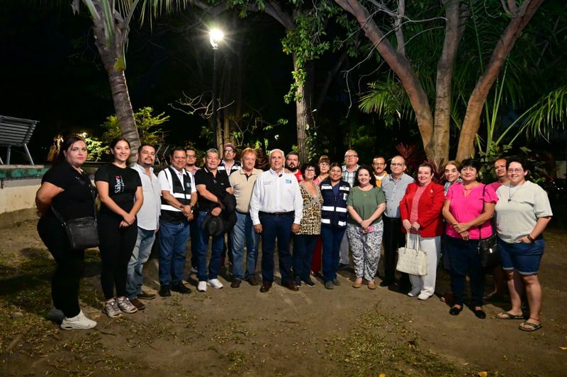 En este momento estás viendo Refuerzan alumbrado y atención urbana en colonias de Colima