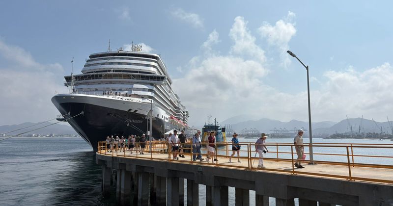 En este momento estás viendo Arriba a Manzanillo el crucero Koningsdam con 2450 turistas y más de mil tripulantes