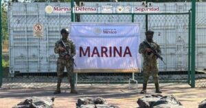 Lee más sobre el artículo Marina asegura 63 bultos con presunta sustancia ilícita en aguas del océano Pacífico
