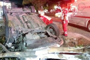 Lee más sobre el artículo Aparatosa volcadura deja a joven lesionada en Torres Ortiz