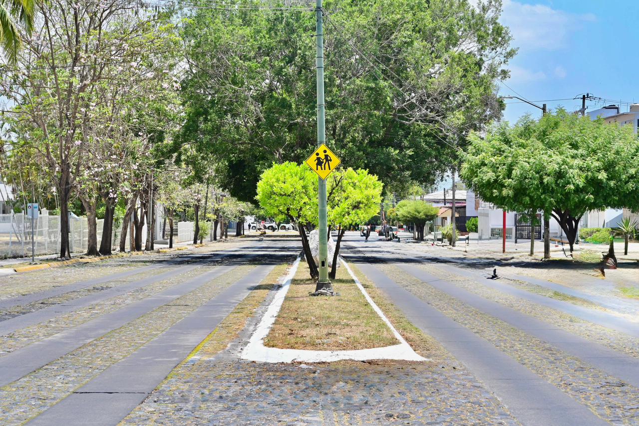 En este momento estás viendo Ayuntamiento de Colima mejora señalización y camellones en avenidas principales