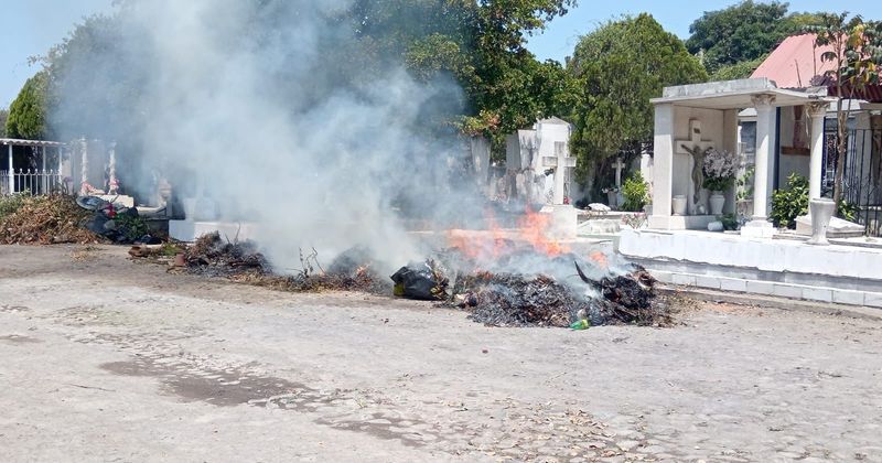 En este momento estás viendo Controlan incendio provocado en el Panteón Municipal de Colima sin mayores afectaciones