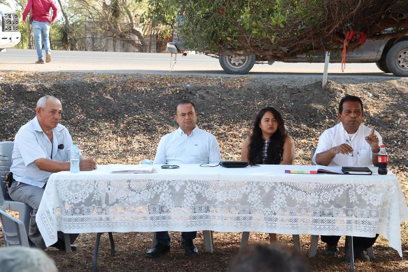 En este momento estás viendo Armando Reyna se reúne con familias de Vista Hermosa para avanzar en procesos de regularización