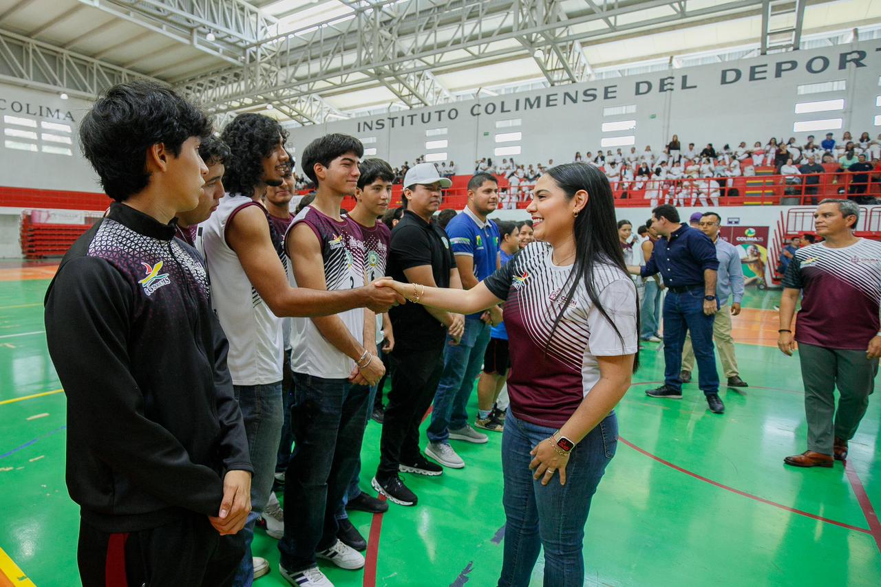 En este momento estás viendo Indira Vizcaíno abanderó a delegación colimense que irá a los Juegos Nacionales de Educación Media Superior
