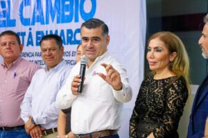 Lee más sobre el artículo Riult Rivera acerca herramientas de Inteligencia Artificial a empresarios de Colima