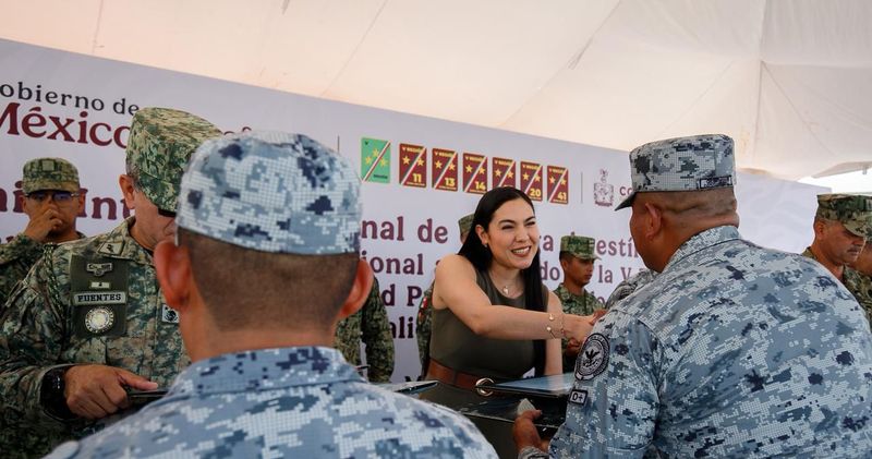 En este momento estás viendo Gobernadora participó en la entrega de estímulos a personal del Ejército, GN y Seguridad Pública
