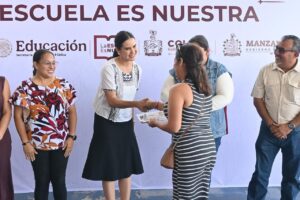 Lee más sobre el artículo Rosi Bayardo participa en entrega de apoyos de La Escuela es Nuestra; destinan más de 17 millones a 40 planteles