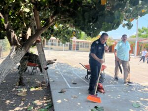 Lee más sobre el artículo Gobierno de Tecomán y Marina realizan limpieza en espacios públicos