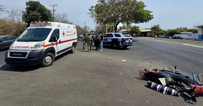 En este momento estás viendo Paramédicos atienden a motociclista lesionada en Villa de Álvarez