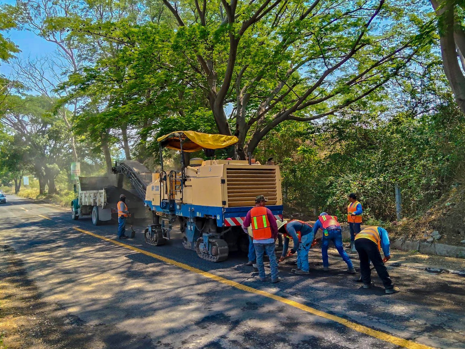 En este momento estás viendo Gobierno de Indira Vizcaíno da mantenimiento al libramiento Comala