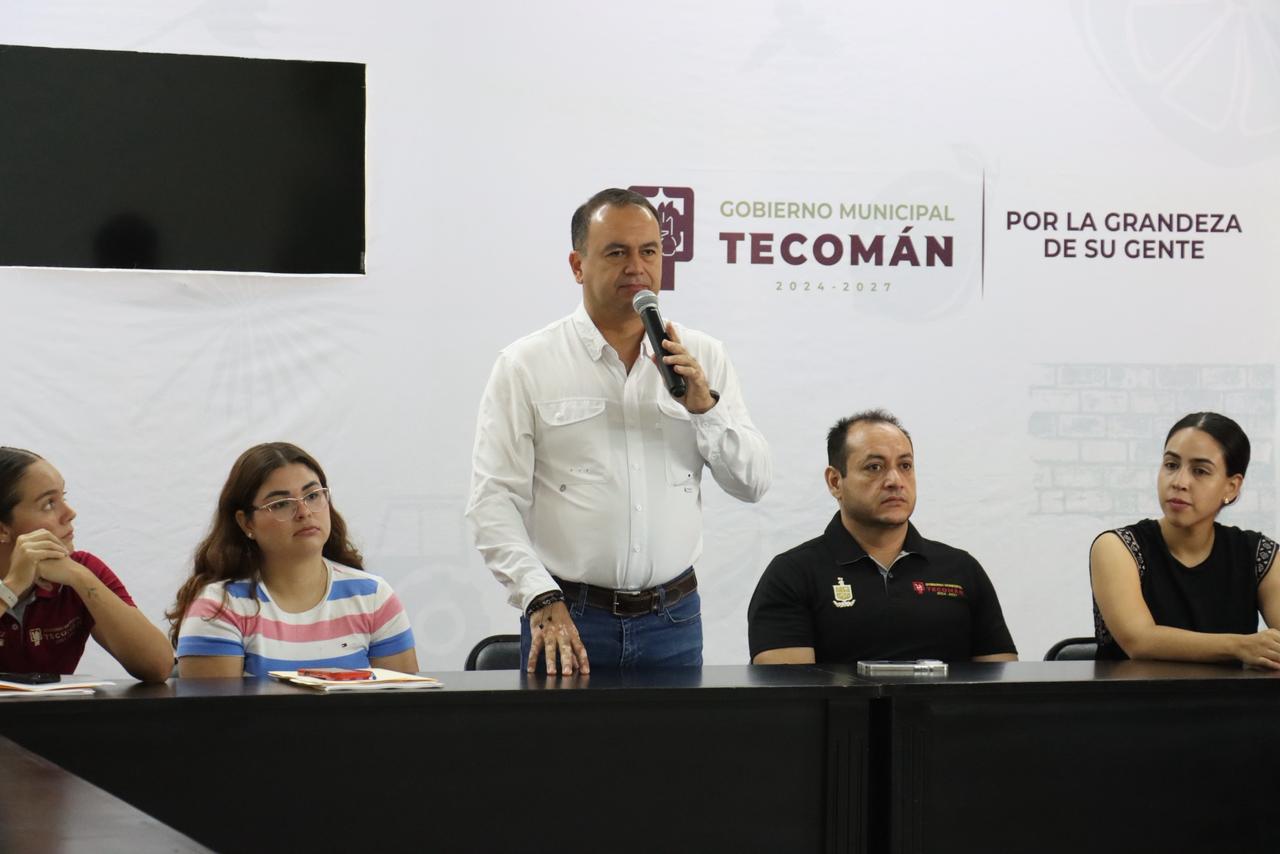 En este momento estás viendo Armando Reyna dialoga con pescadores de El Chupadero sobre rehabilitación del camino de acceso