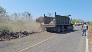 Lee más sobre el artículo Retira Gobierno de Tecomán tiradero clandestino en San Miguel del Ojo de Agua; advierten sanciones