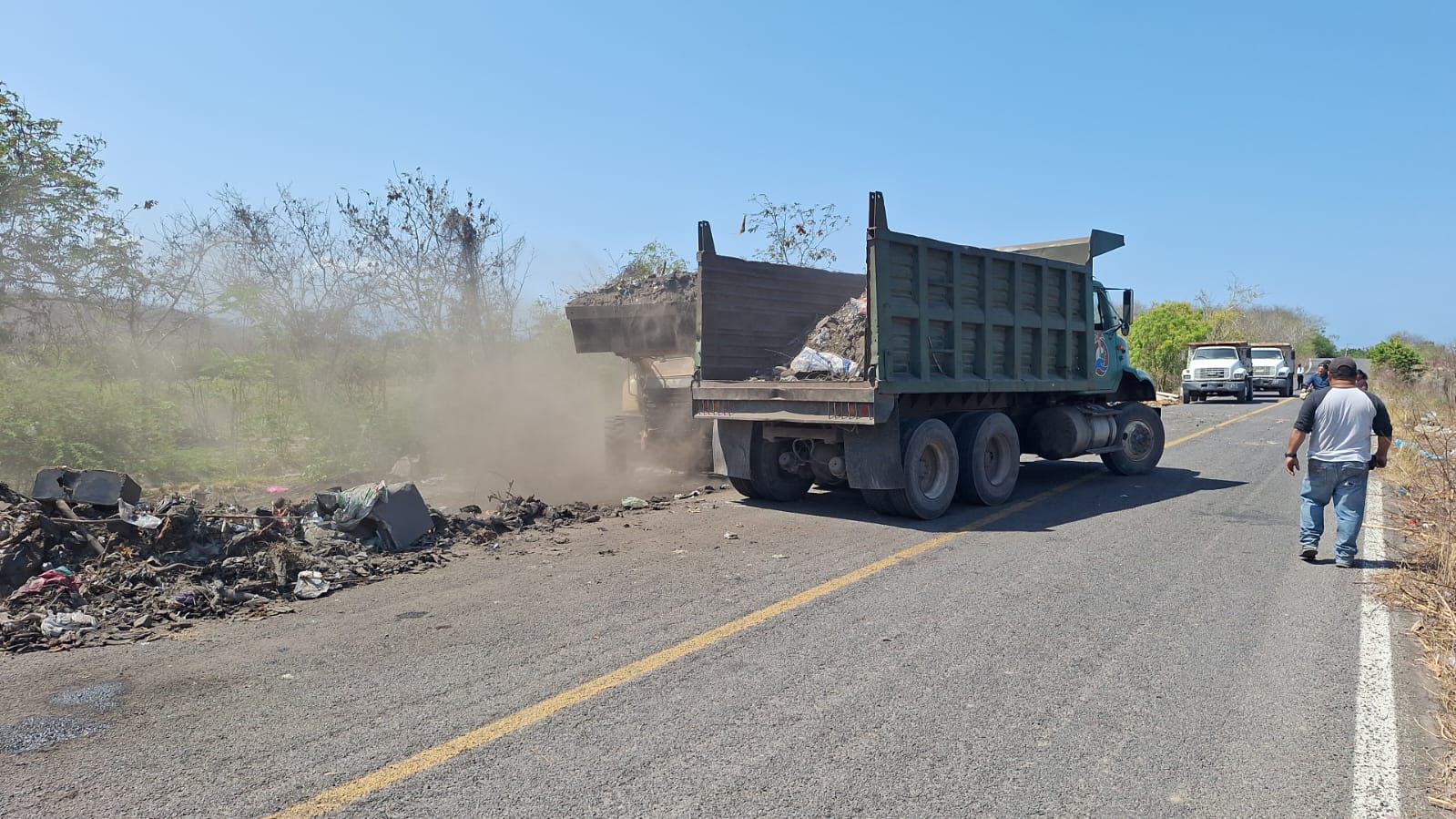 En este momento estás viendo Retira Gobierno de Tecomán tiradero clandestino en San Miguel del Ojo de Agua; advierten sanciones