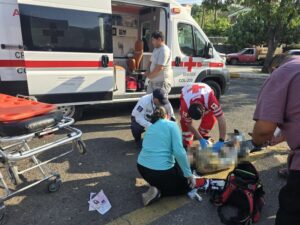 Lee más sobre el artículo Paramédicos atienden choque entre automóvil y motocicleta en el centro de Colima