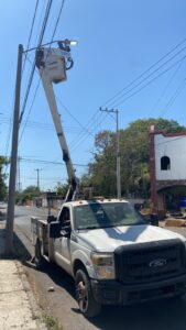Lee más sobre el artículo Gobierno de Tecomán ajusta luminarias para optimizar el consumo de energía eléctrica