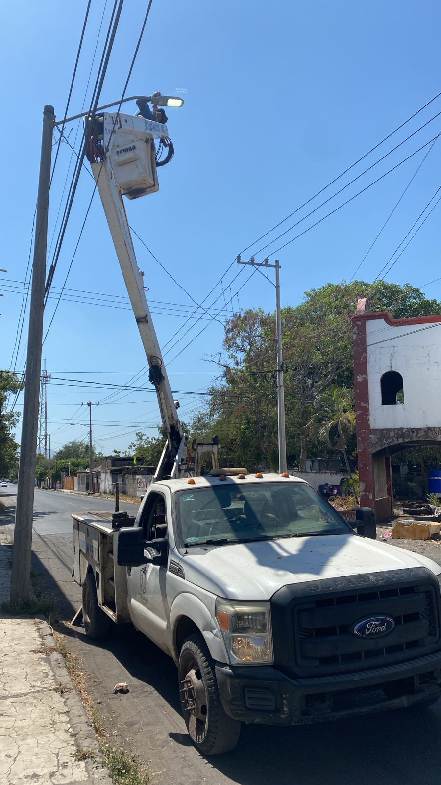 En este momento estás viendo Gobierno de Tecomán ajusta luminarias para optimizar el consumo de energía eléctrica