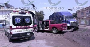 Lee más sobre el artículo Tráiler impacta a unidad de Protección Civil en Armería; hay dos lesionados