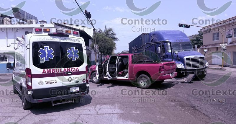 En este momento estás viendo Tráiler impacta a unidad de Protección Civil en Armería; hay dos lesionados