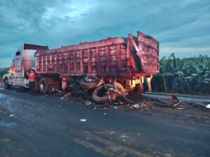 Lee más sobre el artículo Choque entre dos tráileres deja un lesionado en la carretera Tecomán – Cerro de Ortega