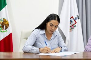 Lee más sobre el artículo Indira Vizcaíno firma donación del terreno donde se construye CRIT Colima
