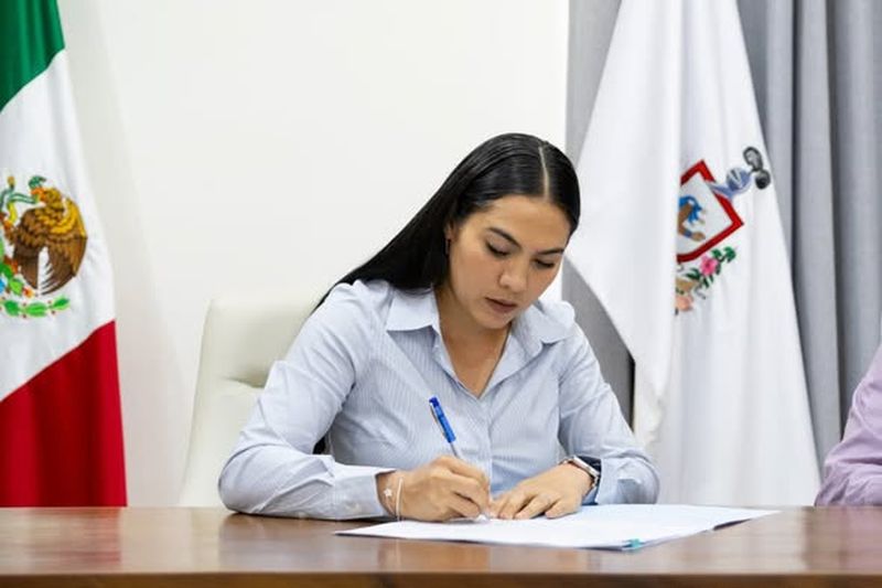 En este momento estás viendo Indira Vizcaíno firma donación del terreno donde se construye CRIT Colima