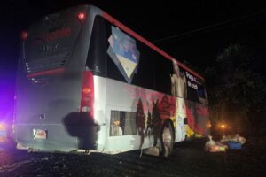 Lee más sobre el artículo Choca autobús en la carretera Armería – Manzanillo; autoridades, sin confirmar: número de heridos y otro vehículo implicado
