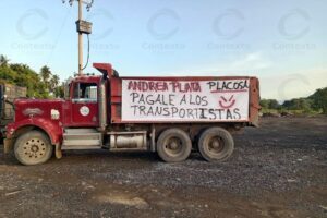 Lee más sobre el artículo Transportistas escalan protestas; denuncian meses sin pago por trabajos para PINFRA y COSUM