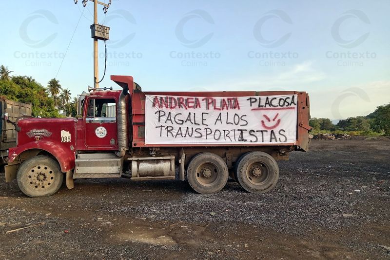 En este momento estás viendo Transportistas escalan protestas; denuncian meses sin pago por trabajos para PINFRA y COSUM