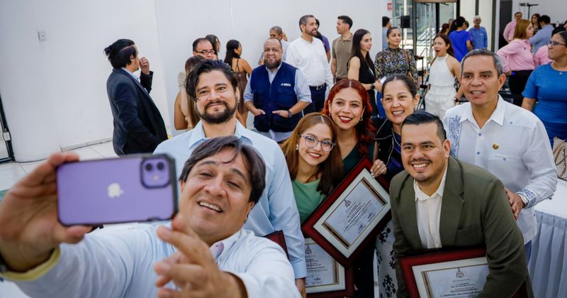En este momento estás viendo Reciben Premio Estatal de Periodismo tres trabajadores universitarios y una alumna