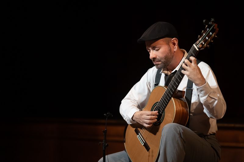 En este momento estás viendo Rodrigo Nefthalí, compositor y guitarrista clásico, se presenta en Guitarromanía 2026